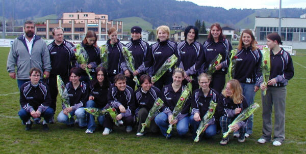 Foto: Damen FC mit Rosen