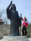 Trainingslager FCE 2002: Tony Oetterli mit Statue