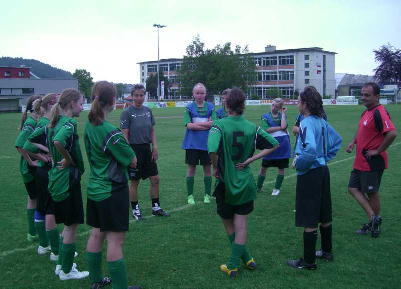 Foto: Training FC Einsiedeln Juniorinnen mit Nationaltrainerin Beatrice von Siebenthal