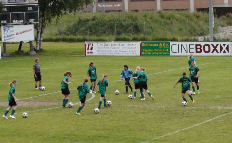 Foto: Training FC Einsiedeln Juniorinnen mit Nationaltrainerin Beatrice von Siebenthal