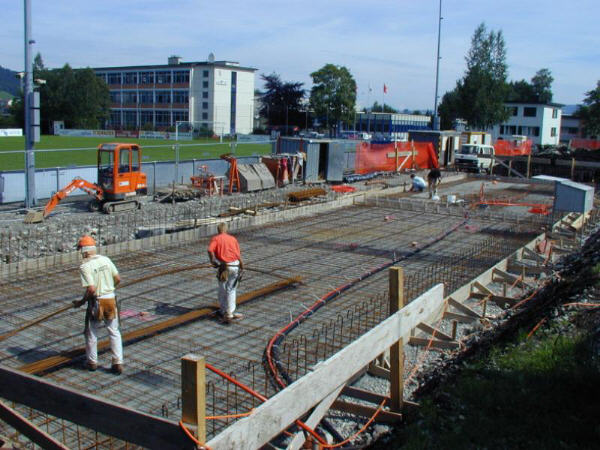 Foto: Clubhaus-Neubau FCE Eisen werden verlegt  8.8.2000