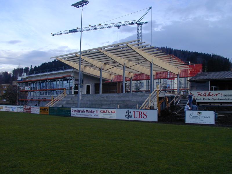 Foto: FCE Clubhaus -- Baubeginn imposantes Tribünendach 1.12.2000