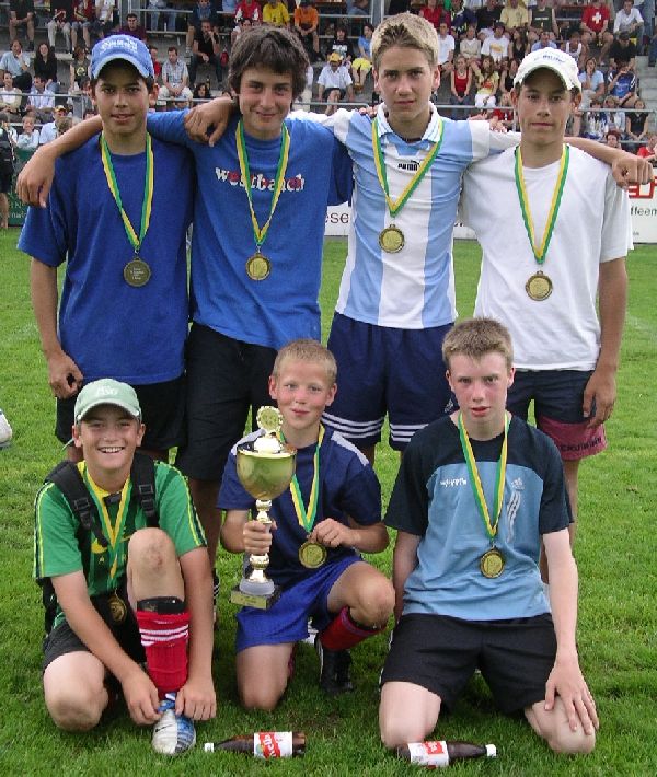 Bild: Siegerteam FCE Grümpi 2004 Kategorie Schüler
