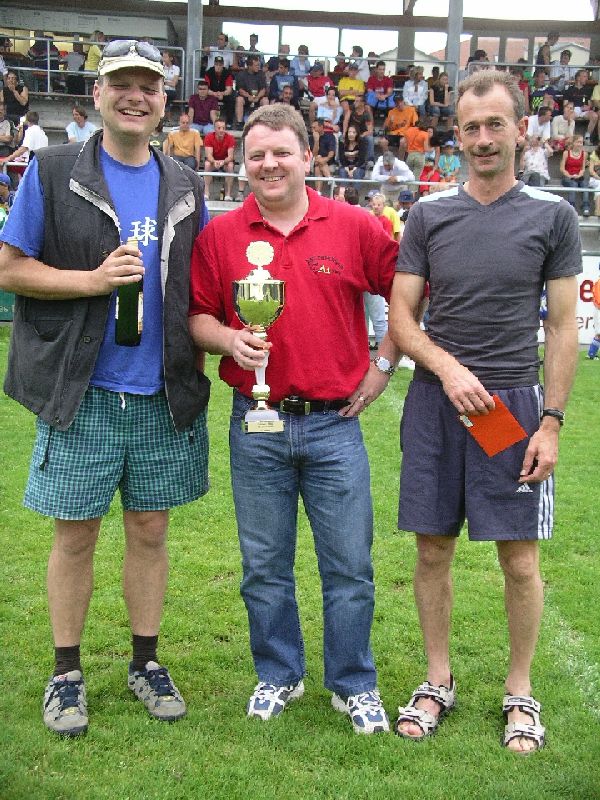 Bild: Siegerteam FCE Grümpi 2004 Kategorie Senioren